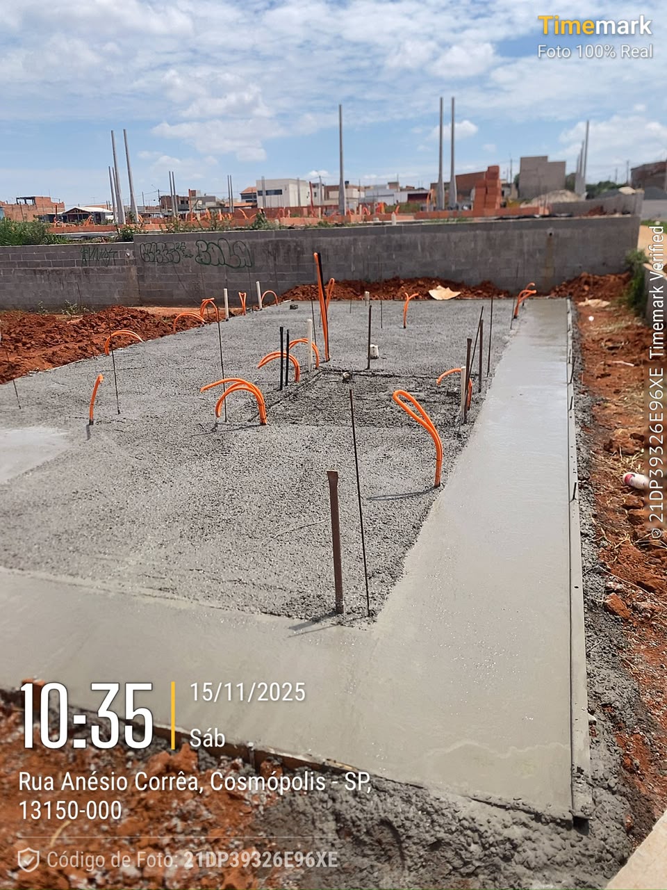 Fundação recém-concretada com esperas hidráulicas e ferragens