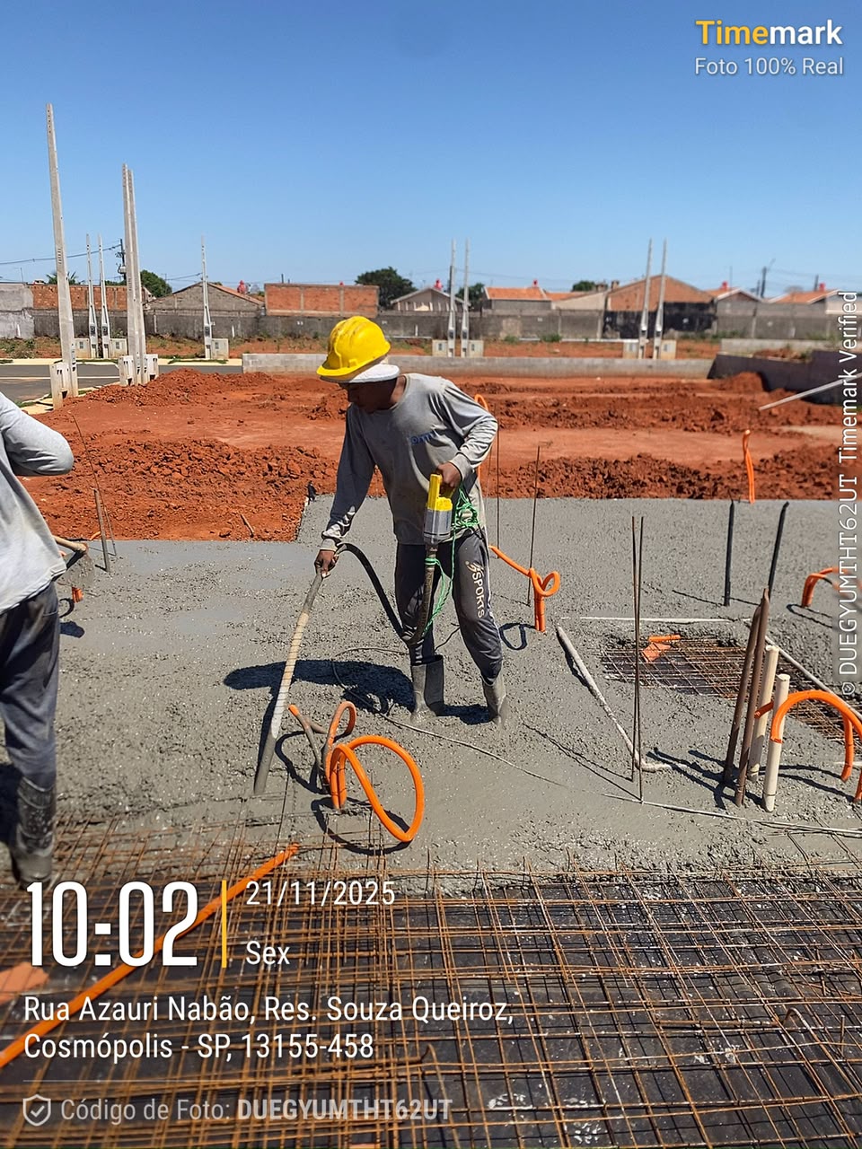 Profissional adensando concreto durante execução da fundação