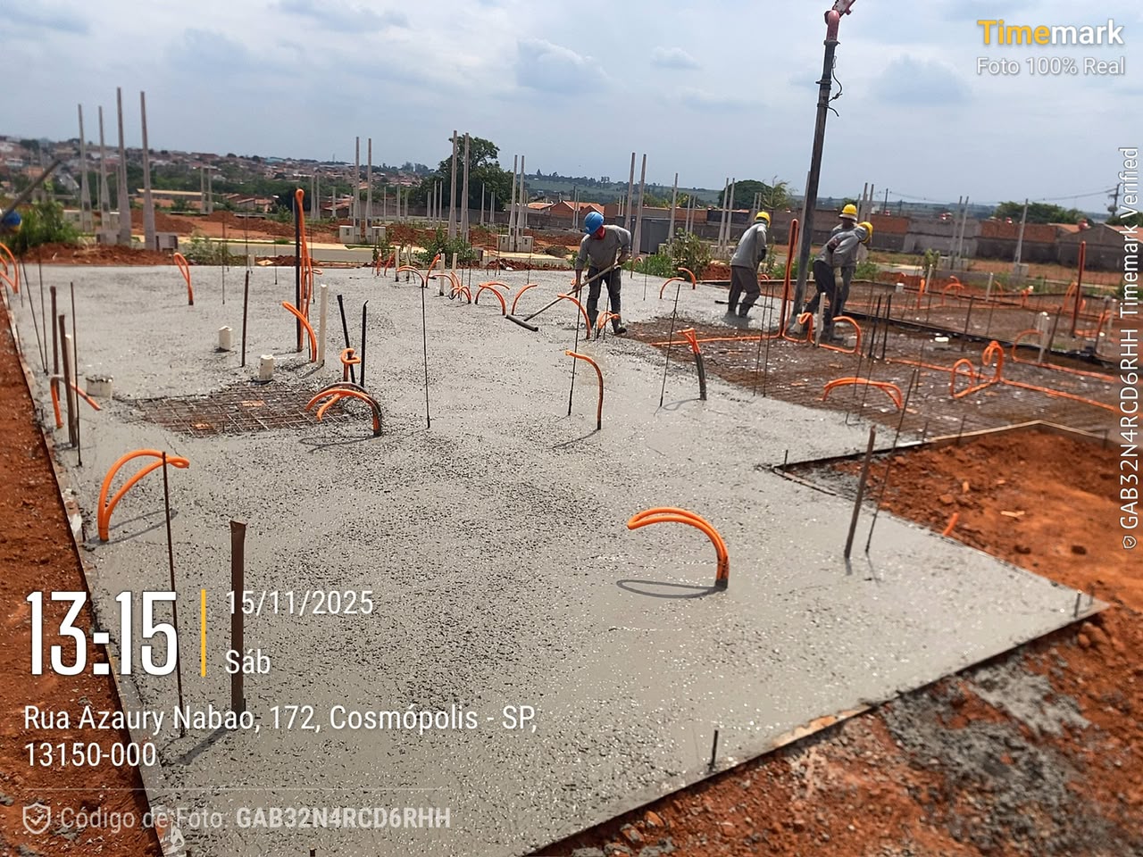 Vista geral da concretagem da fundação com equipe em campo