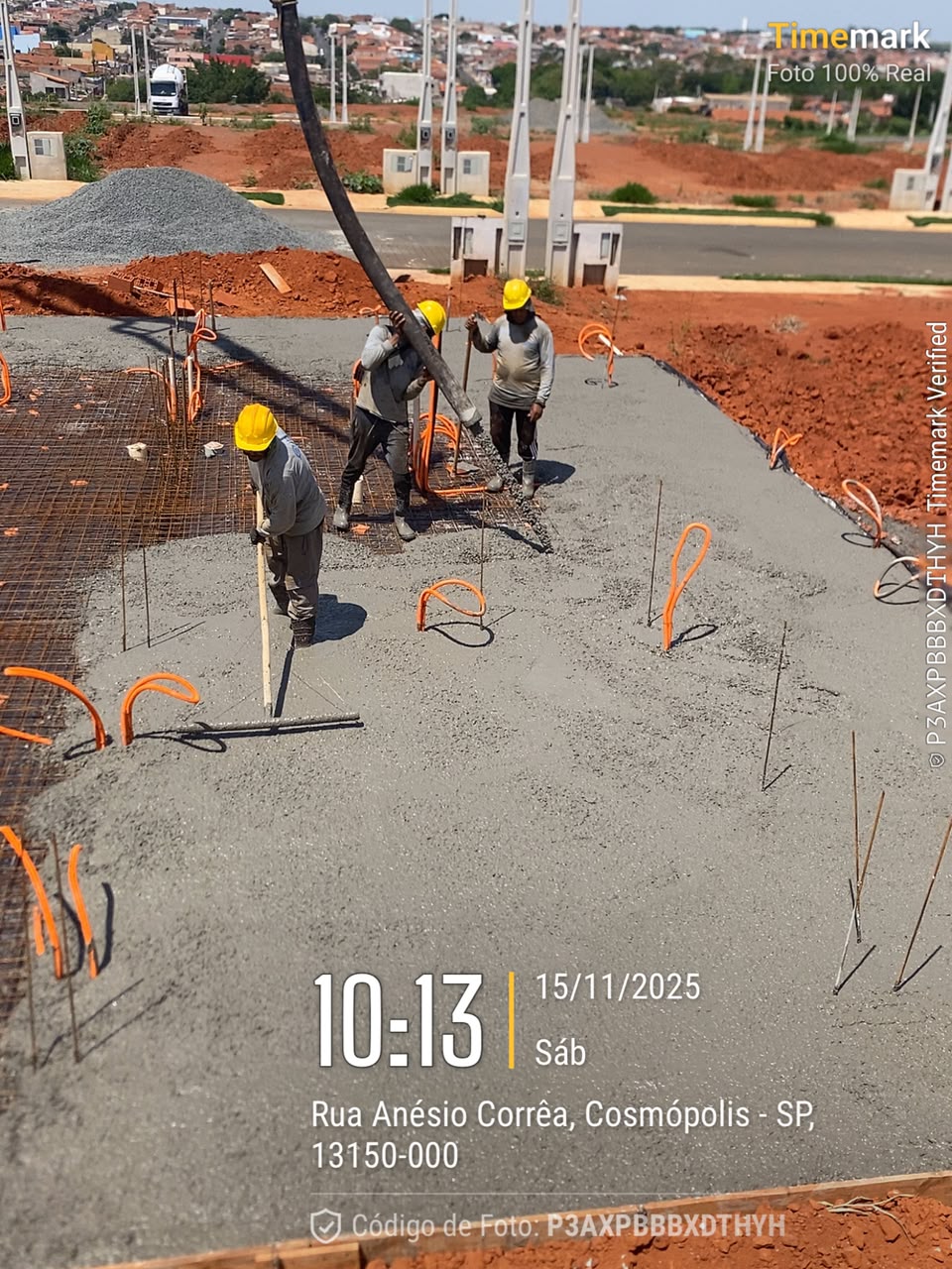 Equipe executando a concretagem da fundação de uma obra em Cosmópolis